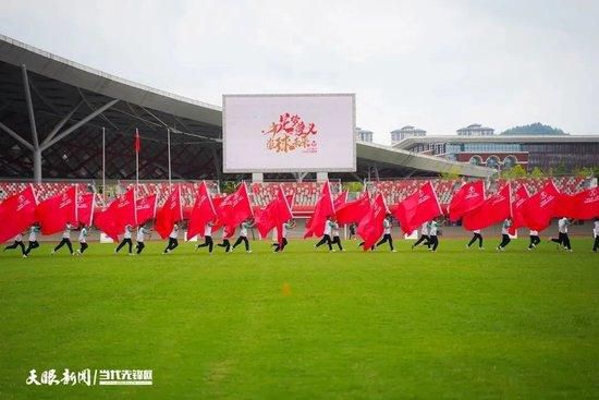 清未平易近初，一个胸无点墨的草莽英雄，年夜刀王五原为京城镖师，为人仗义，广结全国烈士，熟悉了革命六正人他为了救康有为，梁启超，不吝深切险境。他最服气宣传革命的谭嗣同，认同他的抱负，要革命，必先流血，惟有自在殉国。这个献身爱国的抱负实际上是张彻的小我写照，张彻的文章极佳，写过影评和政评，不雅点独到，甚得两岸正视。片子布满张彻彭湃的爱国情操。在最后飞腾，王五在屋顶被包抄，被人开机枪横扫，电光激闪，以死明志，拍出侠之年夜者的至高境地。 　　王五在京开设镖局, 以勇着名, 刀法特别精纯无对手, 人皆以“年夜刀王五”称之! 朝廷蓄意变法, 维新党人有:康有为、梁启超、谭嗣划一. 谭助王痛惩其对头之虎伥, 并与王一见如故. 康等进军机, 助光绪皇奉行新政, 旧权要进谗于慈禧, 谓康、梁等乱朝政. 京中一时风声鹤泪, 新党不克不及免祸. 康、梁得王之助, 终能侥幸获脱, 而谭留于京师, 欲身殉维新. 谭妹乞助于王于斩决之日救谭等脱险......